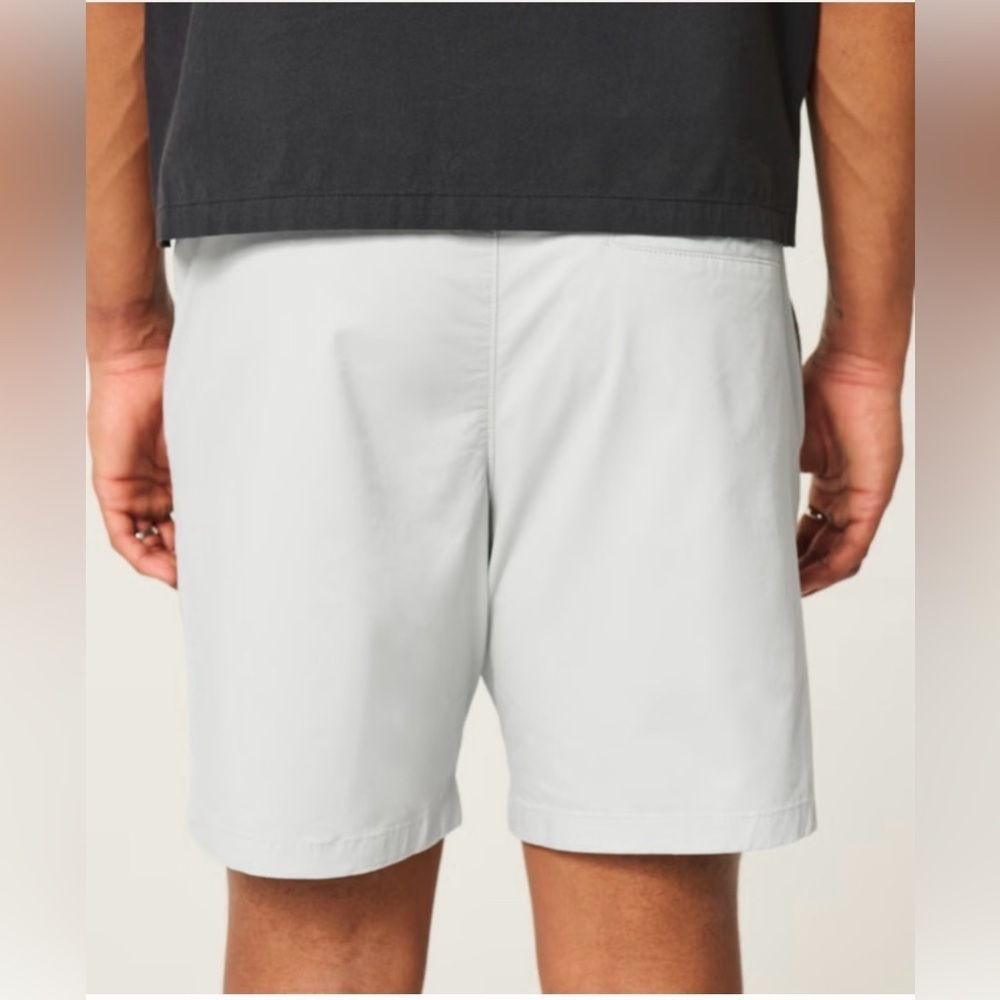 NWT Hollister Men's Grey Flat Front Shorts - Picture 2 of 3